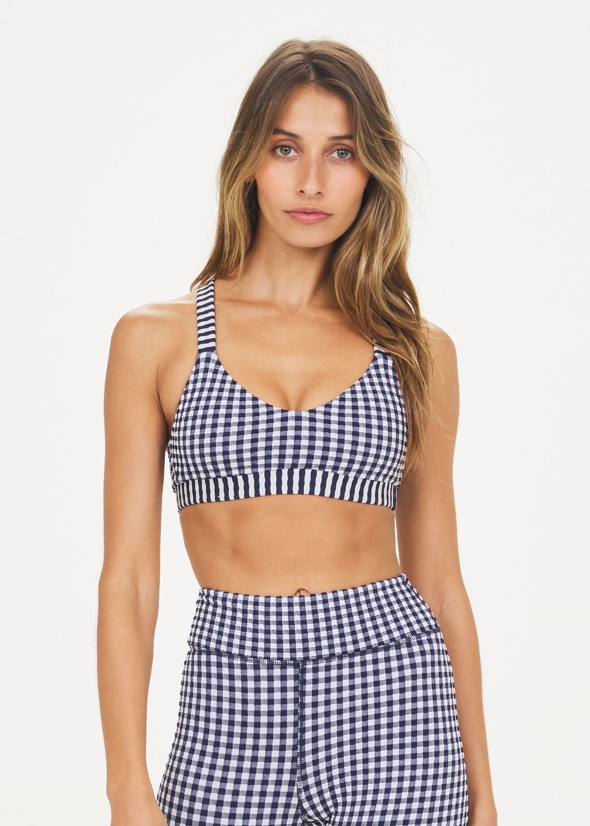 Ensemble de yoga et de sport composé d'un débardeur taille haute croisé et d'un pantalon à carreaux imprimé pour l'entraînement.