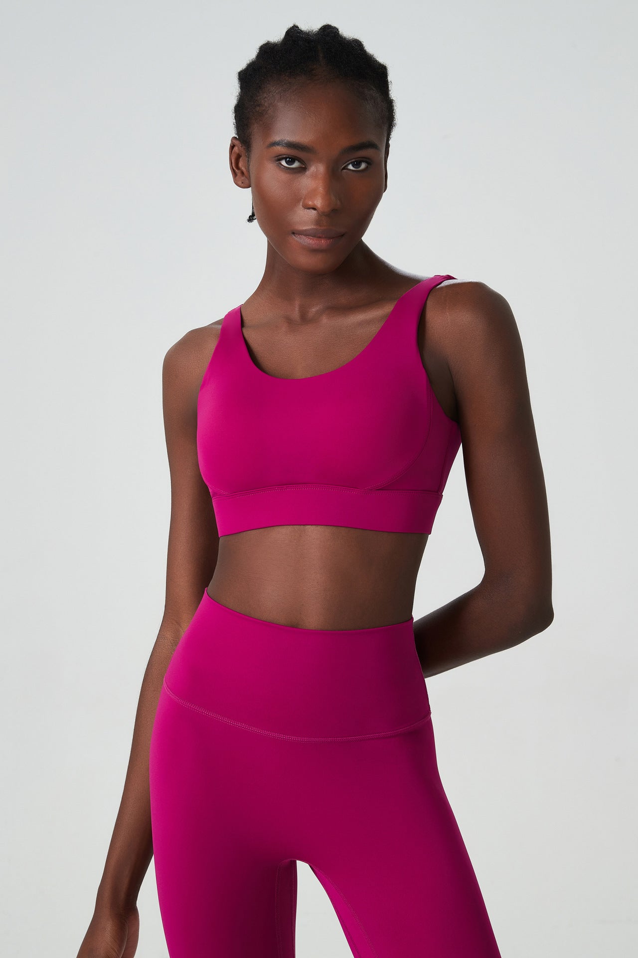 Soutien-gorge de sport une pièce à coques respirantes et dos en U profond pour femme, antichoc, idéal pour le fitness et le yoga.