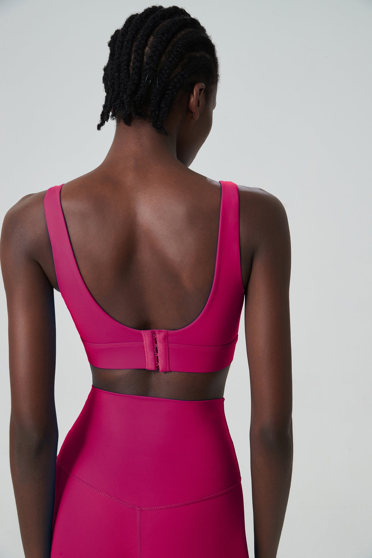 Soutien-gorge de sport une pièce à coques respirantes et dos en U profond pour femme, antichoc, idéal pour le fitness et le yoga.