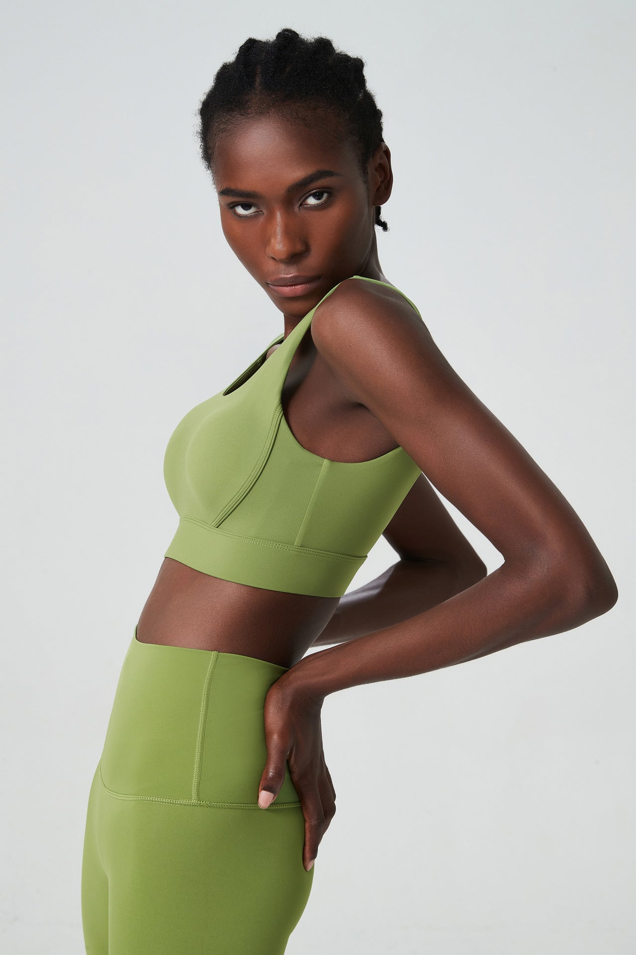 Soutien-gorge de sport une pièce à coques respirantes et dos en U profond pour femme, antichoc, idéal pour le fitness et le yoga.