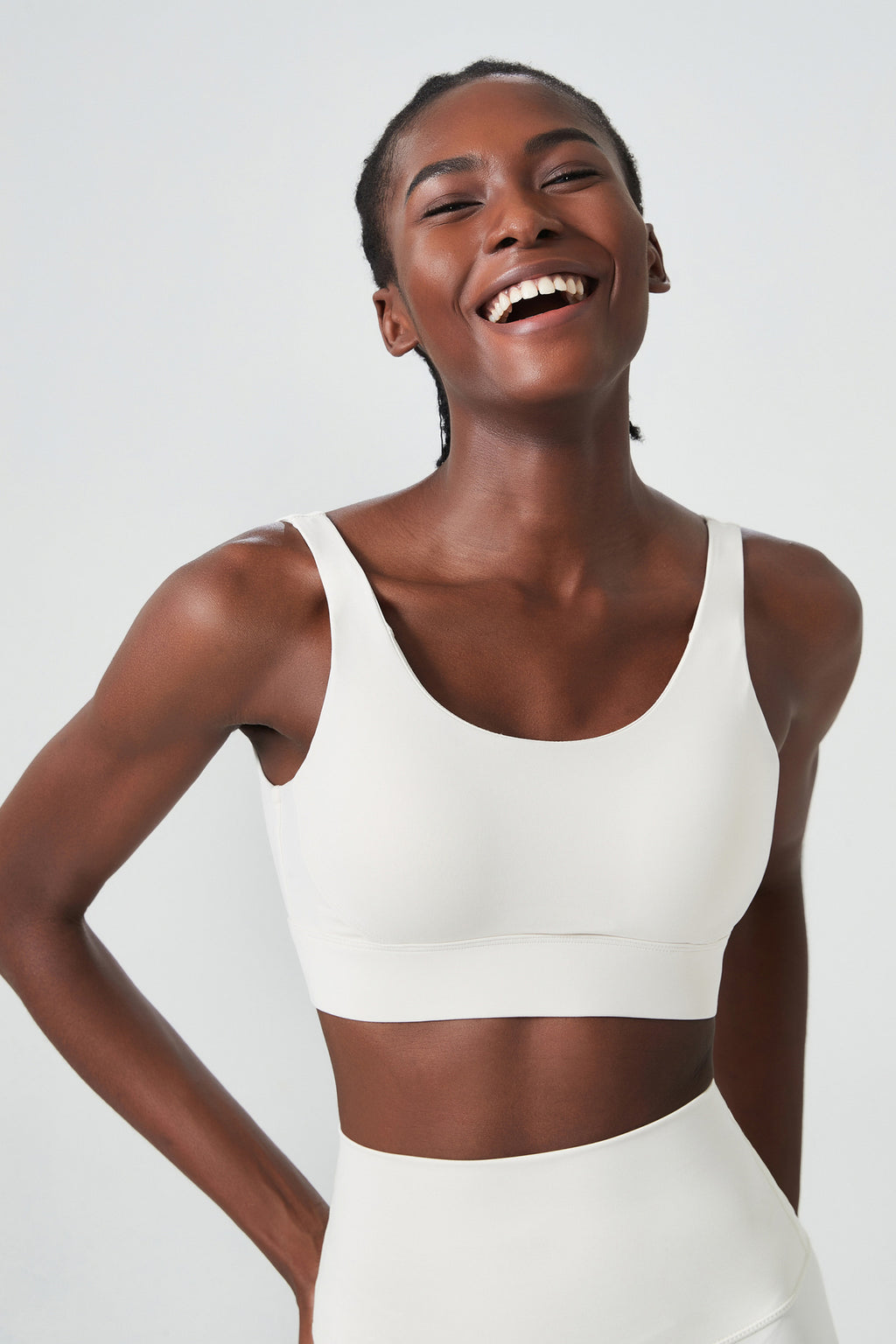 Soutien-gorge de sport une pièce à coques respirantes et dos en U profond pour femme, antichoc, idéal pour le fitness et le yoga.