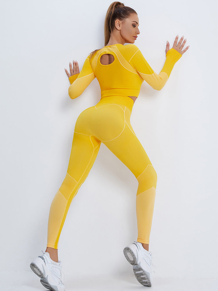 Ensemble de fitness composé d'un t-shirt de sport court à manches longues, d'un pantalon de yoga taille haute et moulant qui rehausse les hanches et met en valeur les hanches.