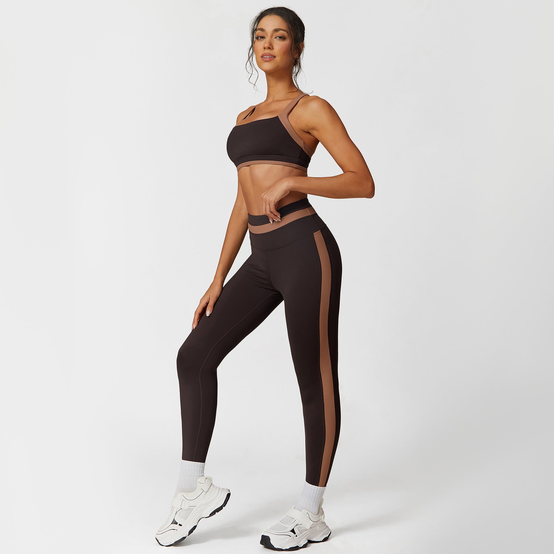 Soutien-gorge de sport bicolore en nylon mat épais, idéal pour la course à pied, le fitness et le yoga en extérieur.