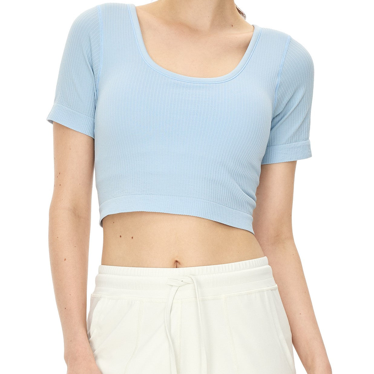 Haut de yoga d'automne à manches courtes pour femme, coupe ajustée, avec coussinets de poitrine amovibles, idéal pour le sport, la course et l'entraînement.