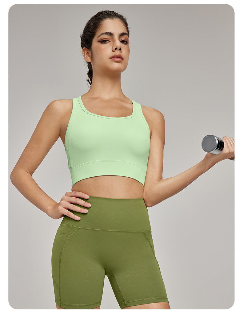 Débardeur de fitness respirant avec dos ajouré, coupe ajustée, bonnet intégré, idéal pour le yoga et l'entraînement.