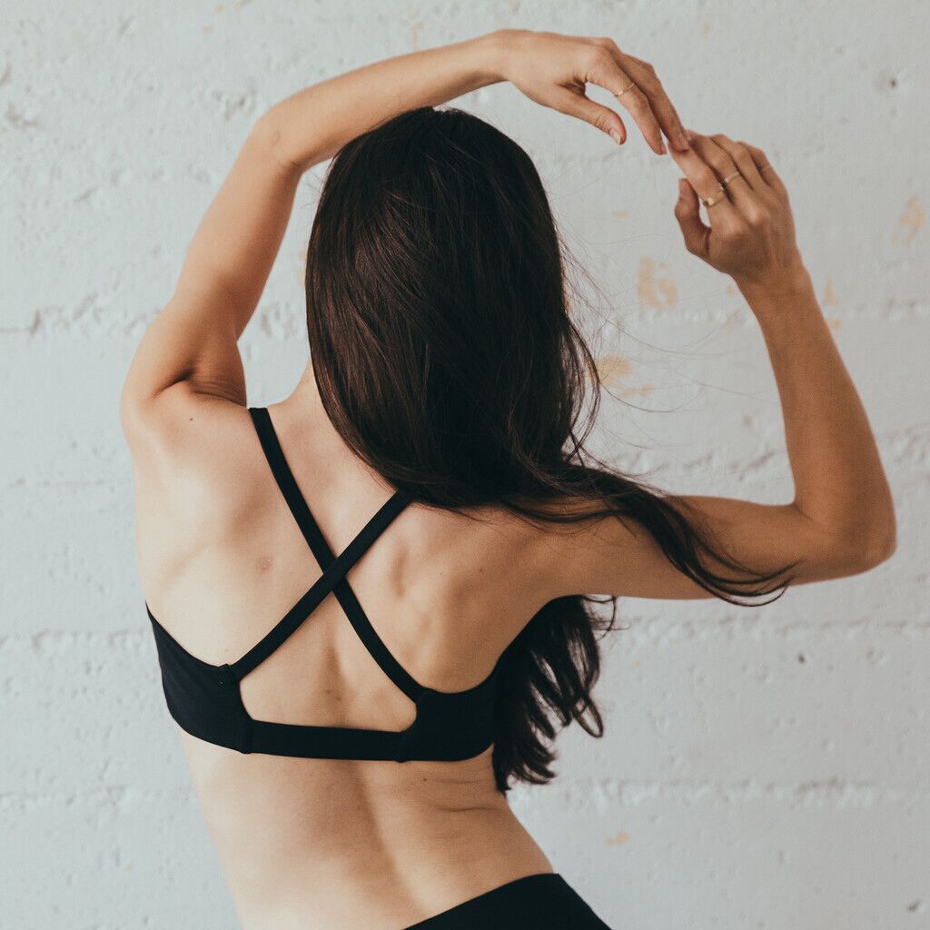Soutien-gorge de sport avec soutien dorsal croisé pour femme, idéal pour la course et le yoga, respirant et évacuant l'humidité.