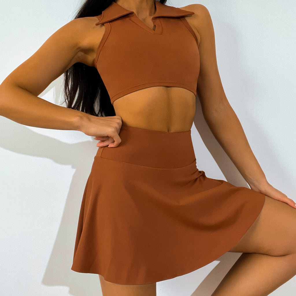 Ensemble de yoga pour femme : T-shirt d'été à col montant, débardeur de yoga deux pièces, jupe de yoga taille haute opaque.