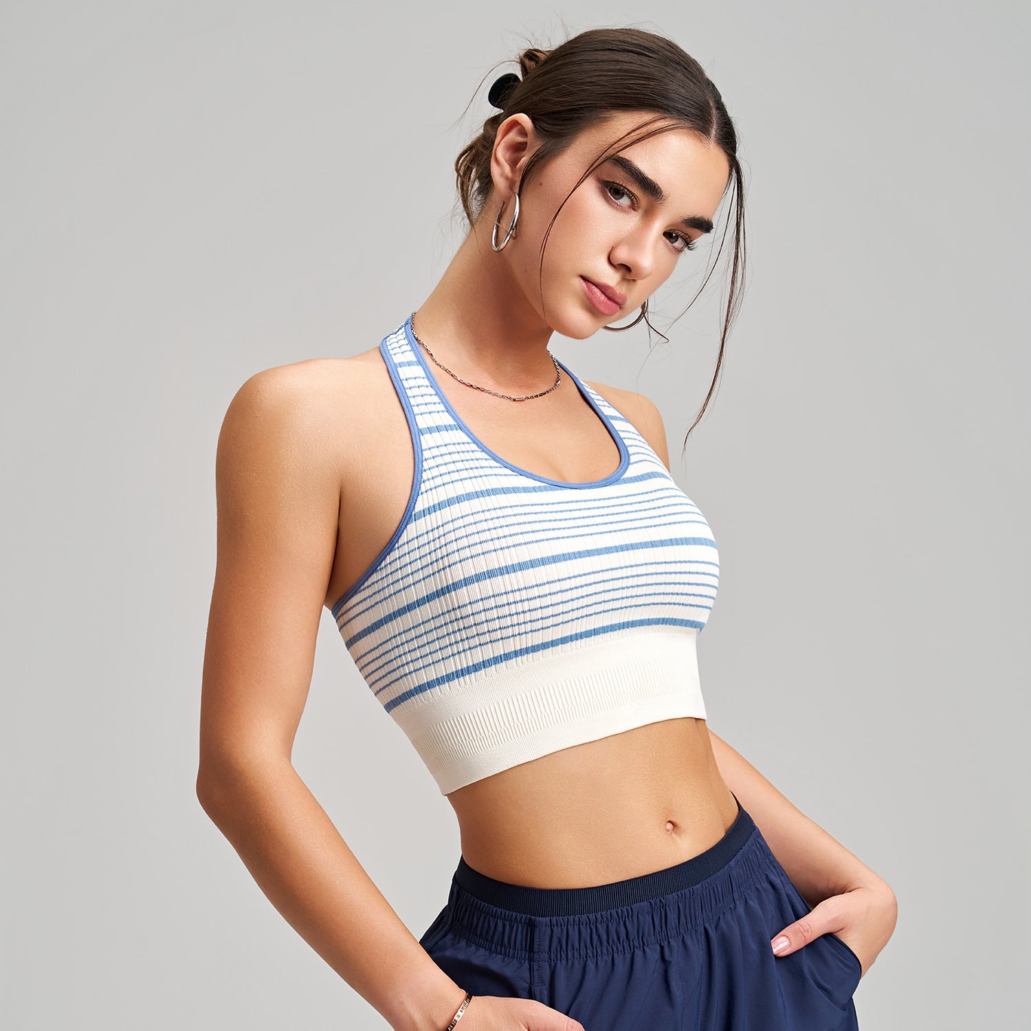 Ropa interior deportiva con cuello halter y rayas de colores contrastantes para mujer, con almohadilla para el pecho, sujetador de yoga corto transpirable de secado rápido