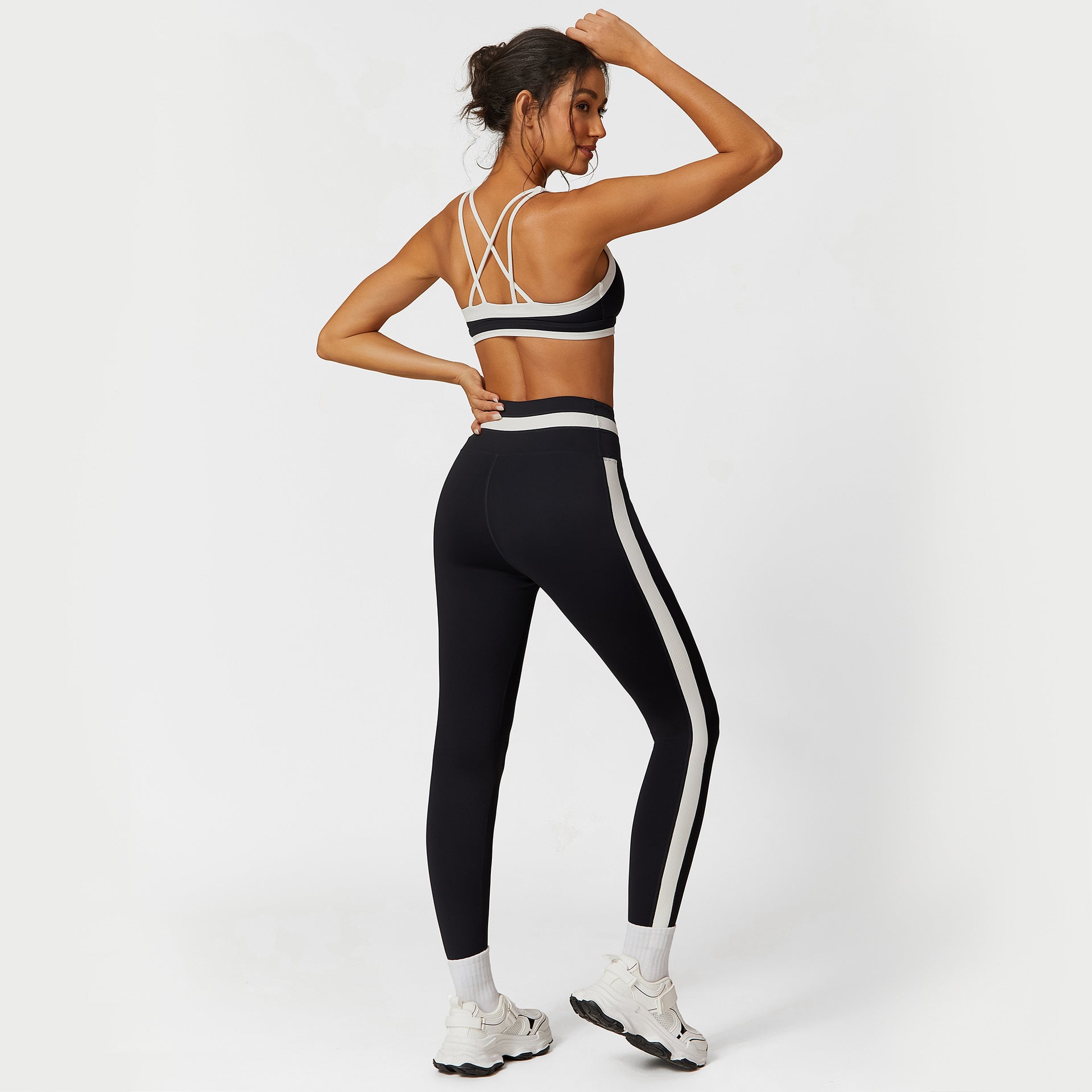 Soutien-gorge de sport bicolore en nylon mat épais, idéal pour la course à pied, le fitness et le yoga en extérieur.